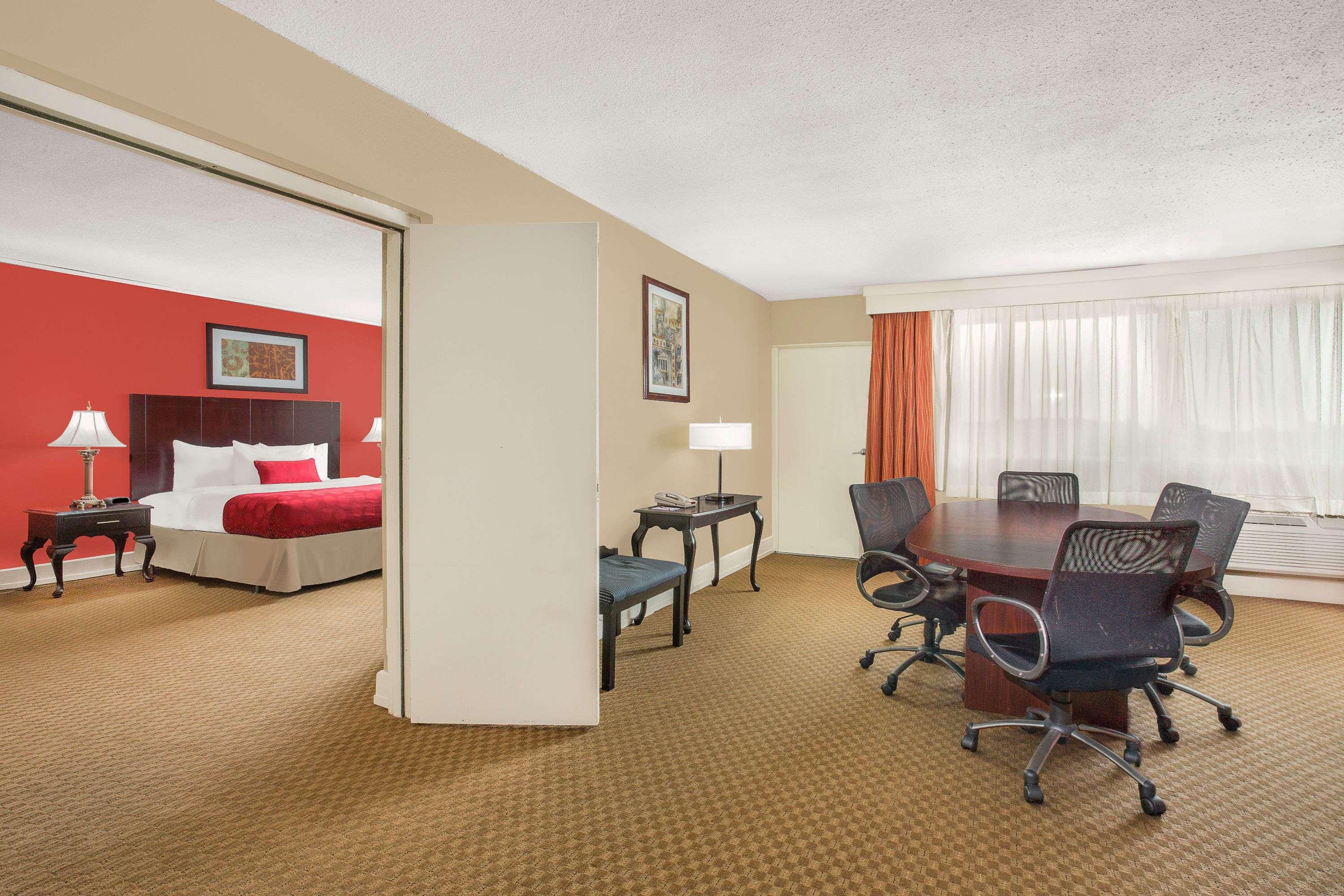 Ramada Plaza By Wyndham Fayetteville Fort Bragg Area Exterior photo