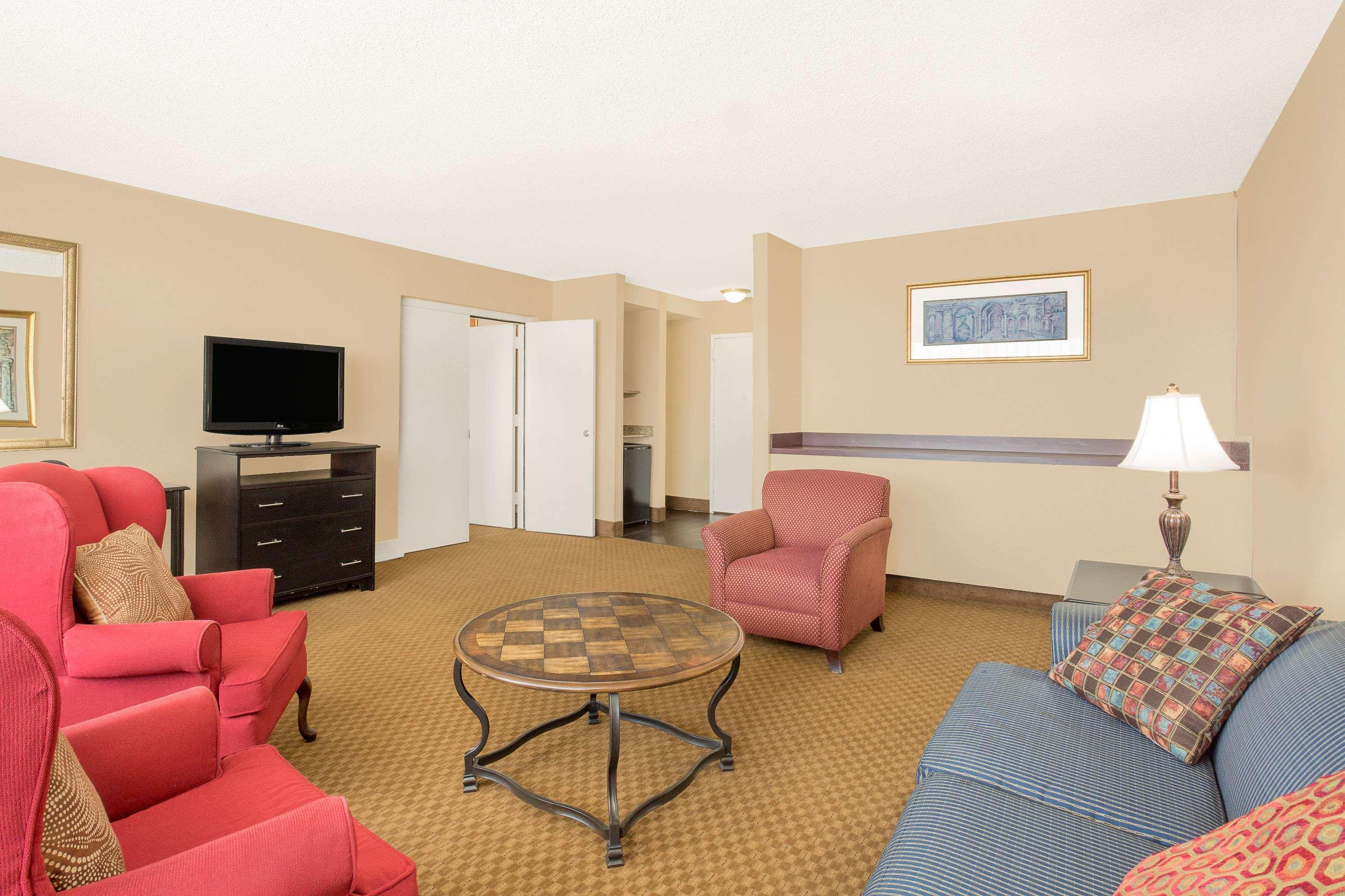 Ramada Plaza By Wyndham Fayetteville Fort Bragg Area Exterior photo
