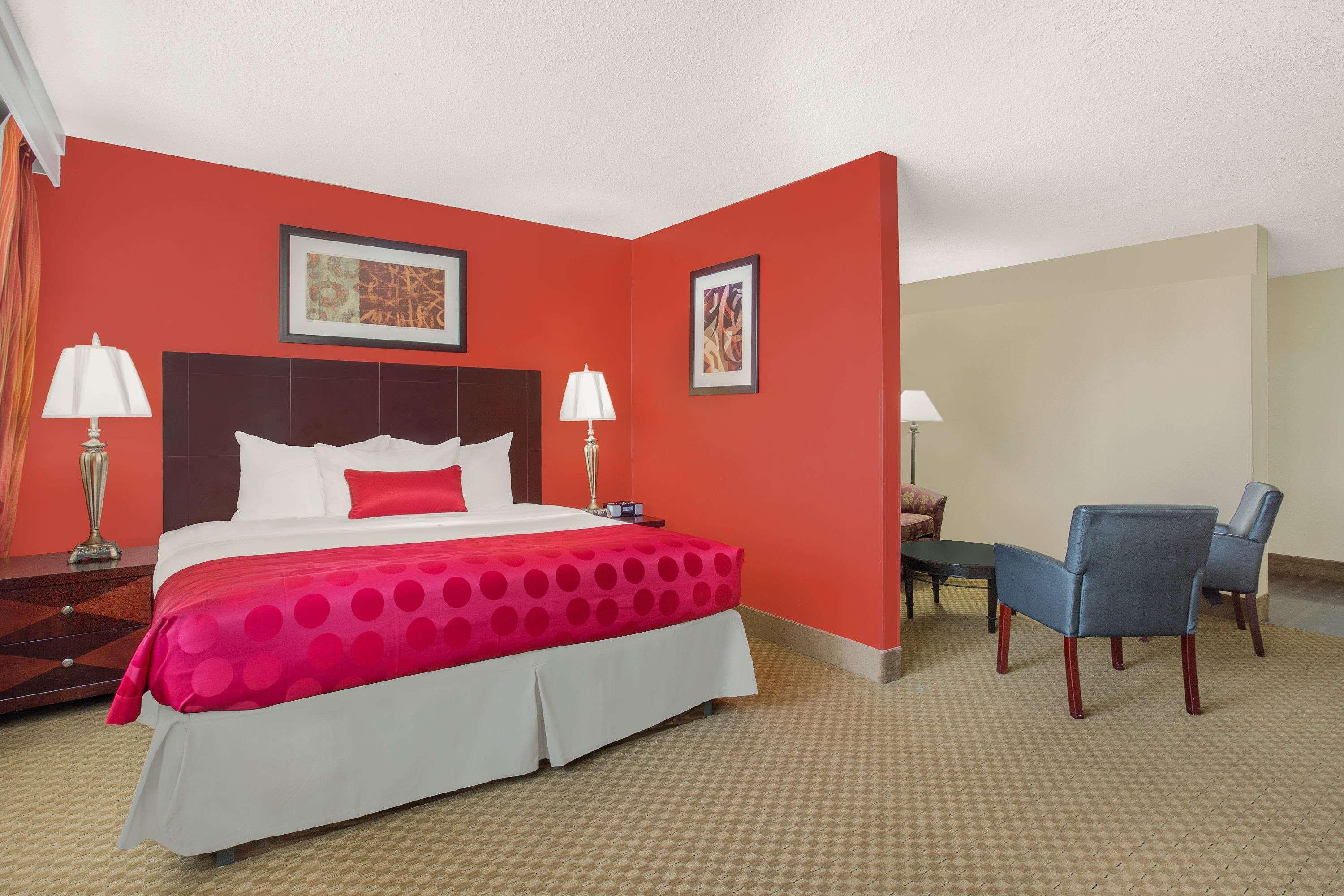 Ramada Plaza By Wyndham Fayetteville Fort Bragg Area Exterior photo