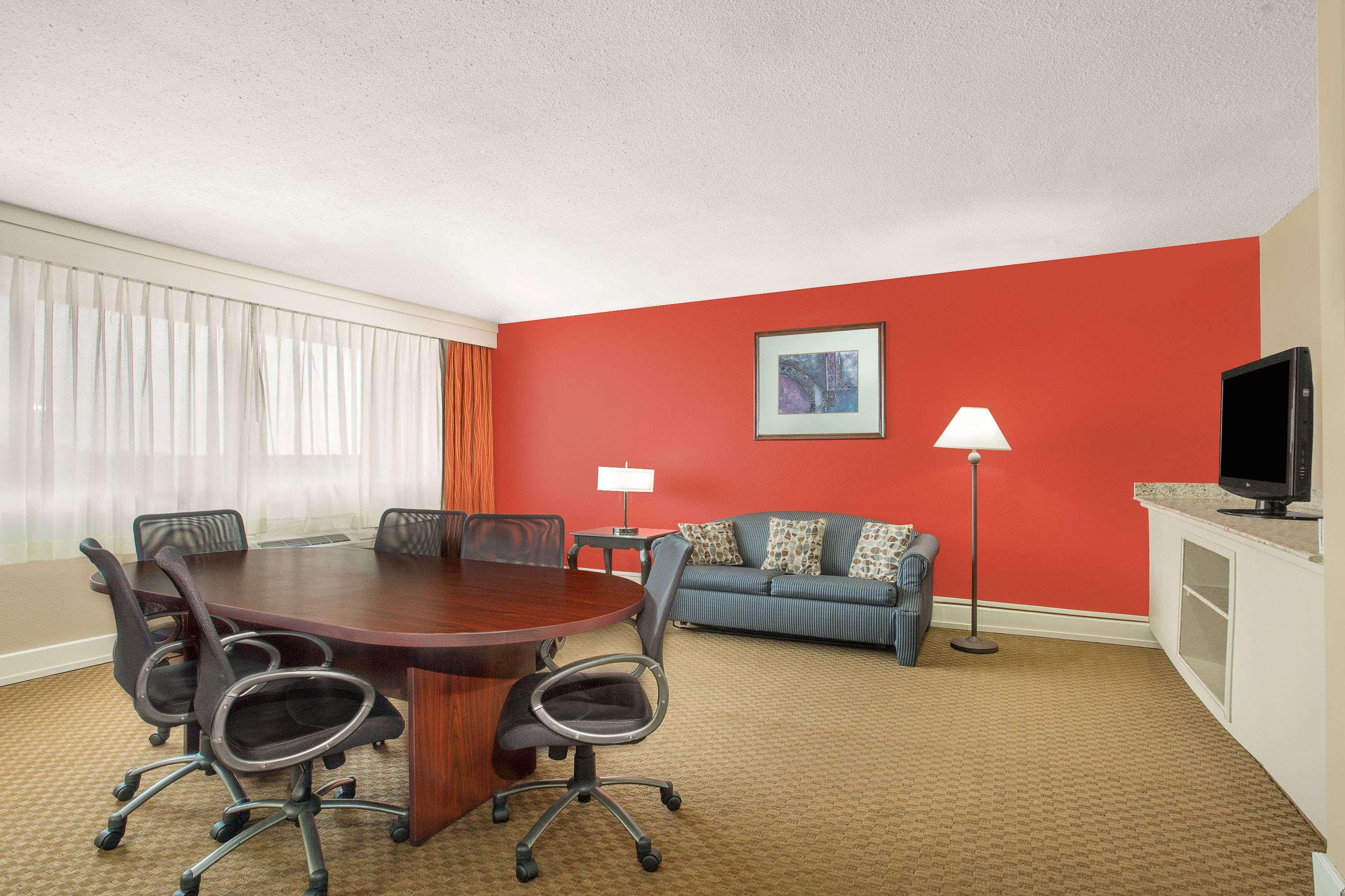 Ramada Plaza By Wyndham Fayetteville Fort Bragg Area Exterior photo