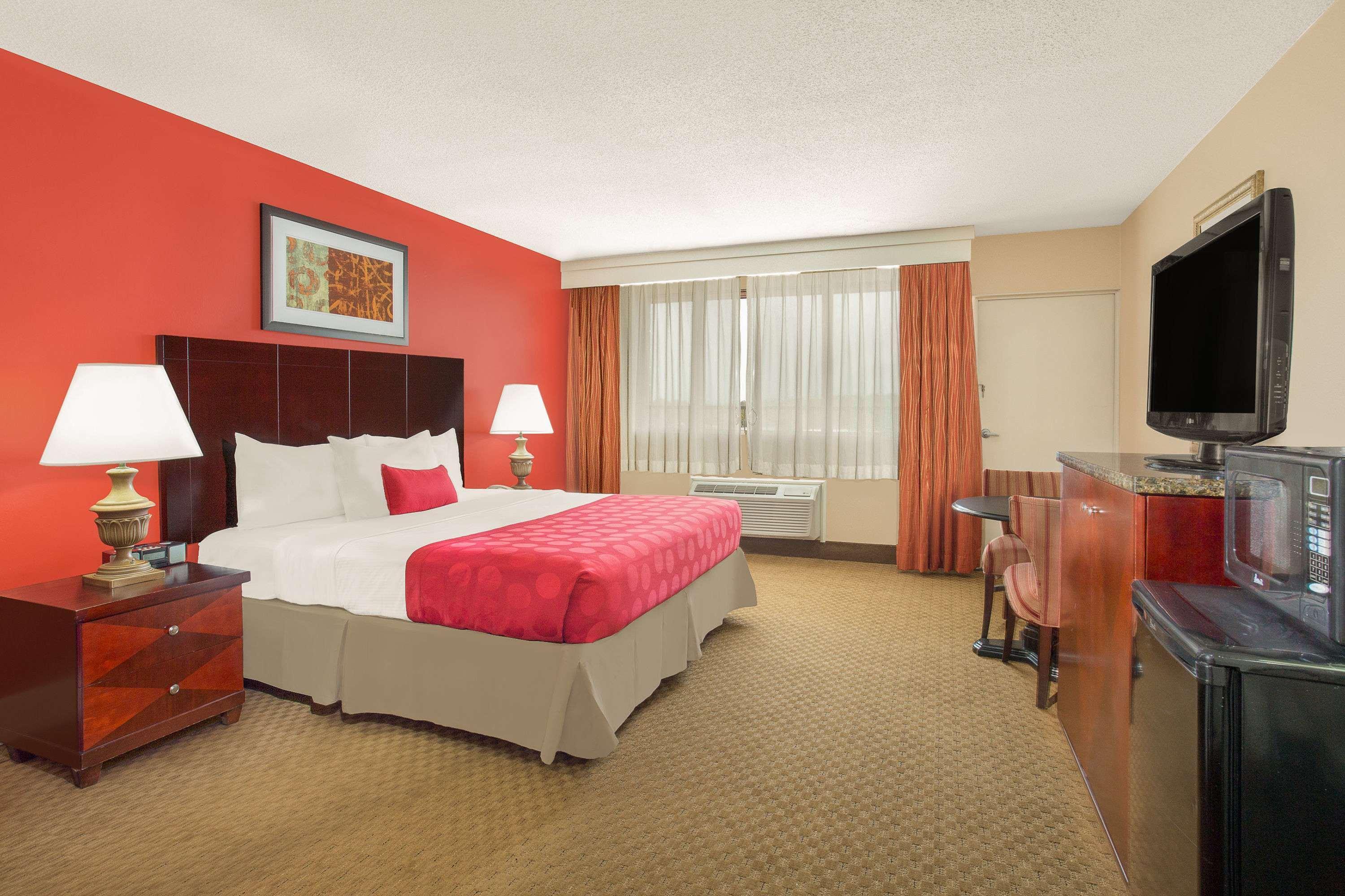 Ramada Plaza By Wyndham Fayetteville Fort Bragg Area Exterior photo