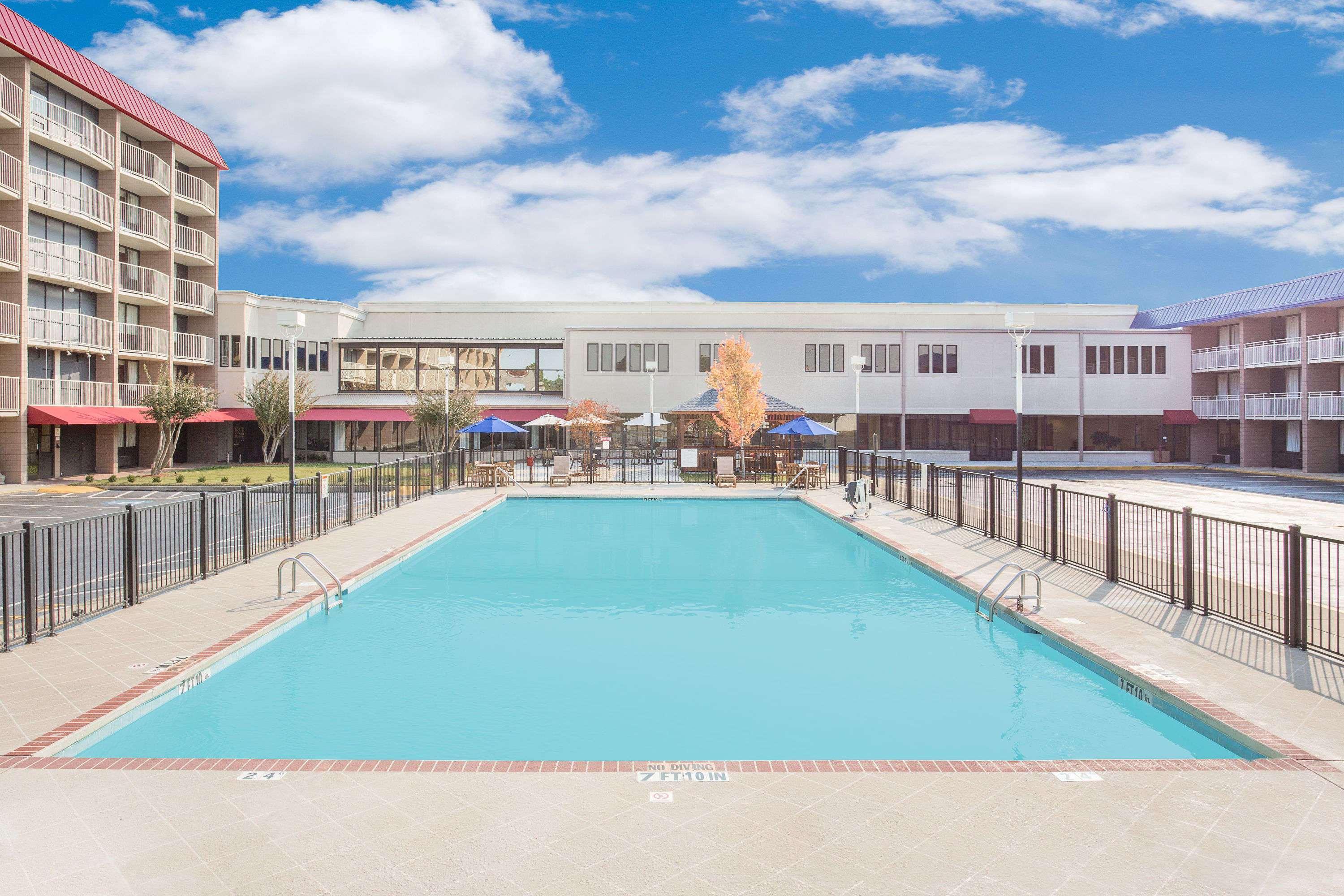 Ramada Plaza By Wyndham Fayetteville Fort Bragg Area Exterior photo