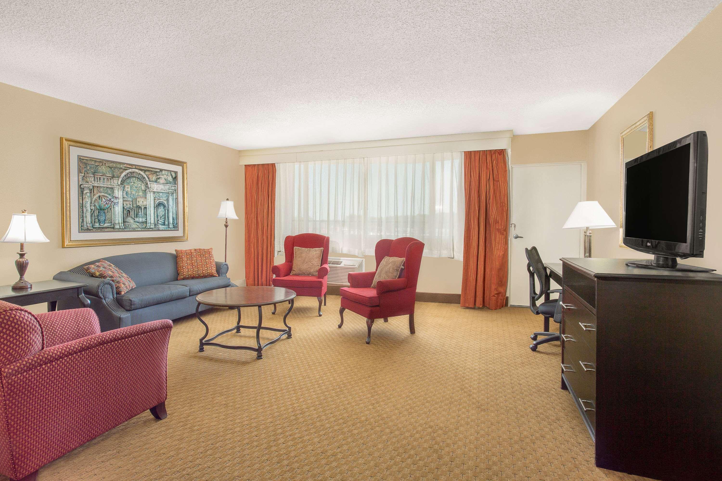 Ramada Plaza By Wyndham Fayetteville Fort Bragg Area Exterior photo