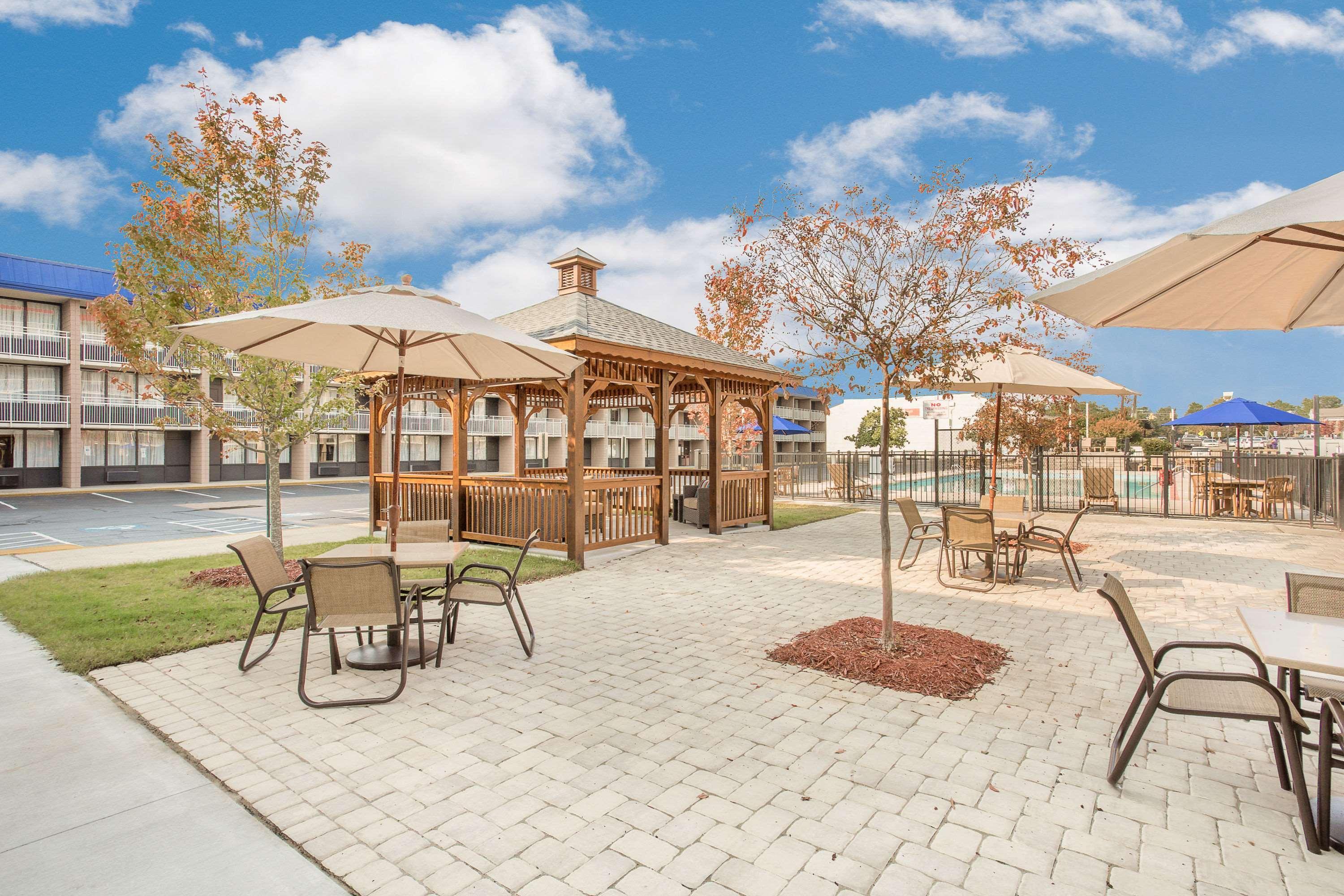 Ramada Plaza By Wyndham Fayetteville Fort Bragg Area Exterior photo