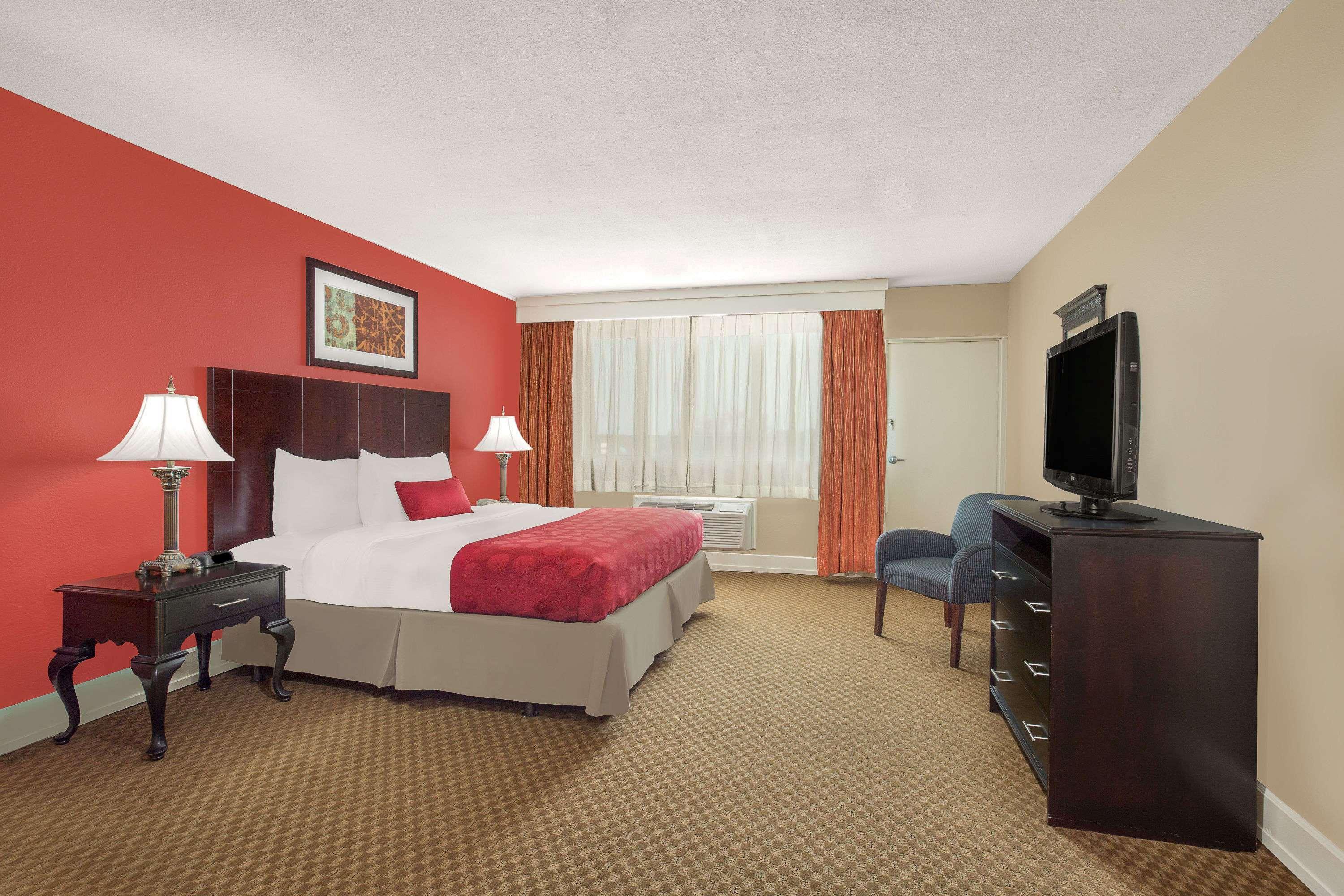 Ramada Plaza By Wyndham Fayetteville Fort Bragg Area Exterior photo