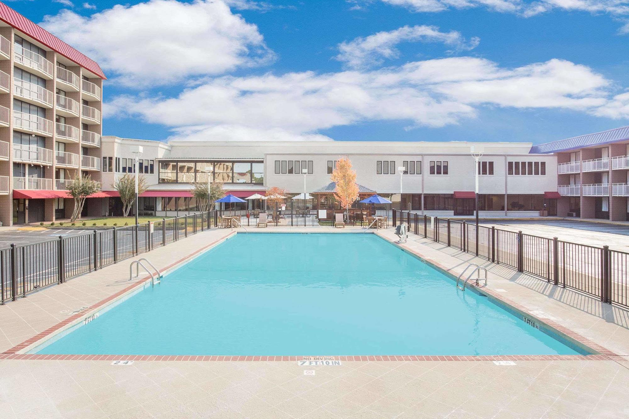 Ramada Plaza By Wyndham Fayetteville Fort Bragg Area Exterior photo